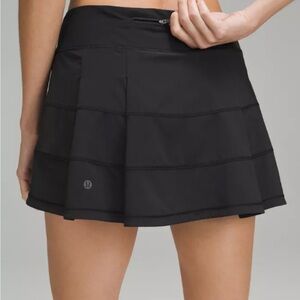 lululemon athletica rival mid-rise skirt. Size 4 tall. Black